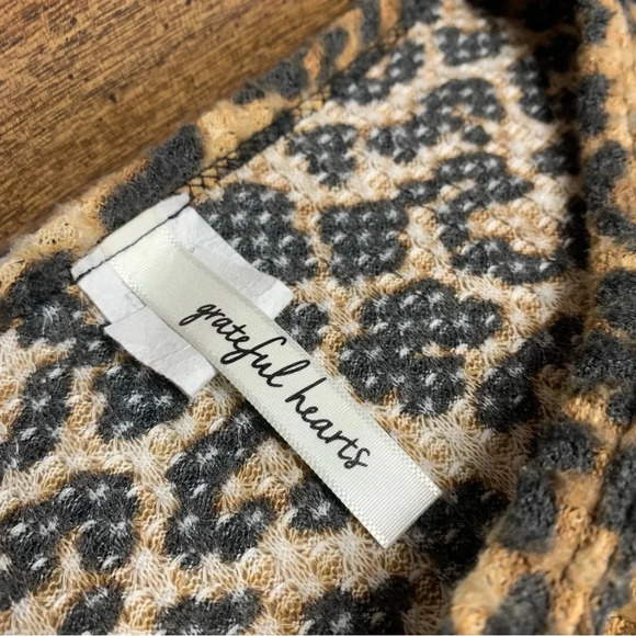 Grateful hearts leopard/black & white striped top size medium - Picture 2 of 6